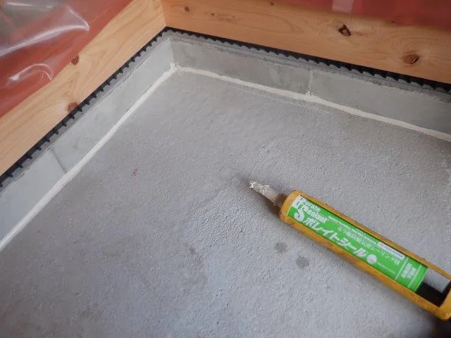 玄関の土間の隙間は塞いでください