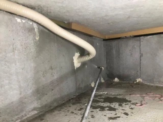 貫通配管は基礎立ち上がりを貫通させるのがベターです