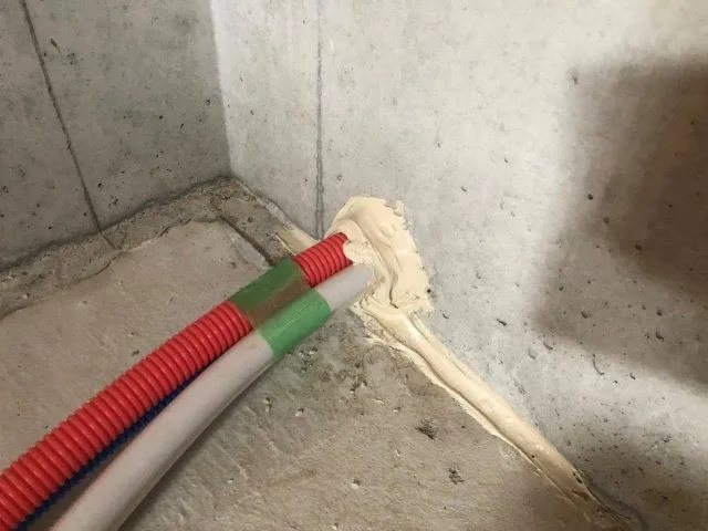 複数の配管を貫通させる場合は隙間ができないように注意！
