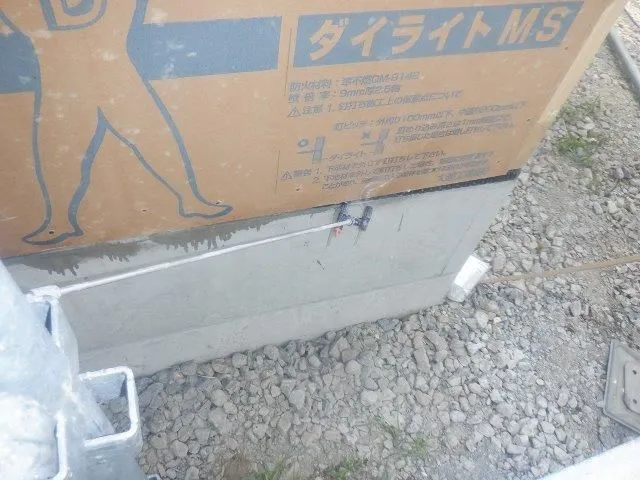 基礎天端と土台の間にもたっぷり処理します